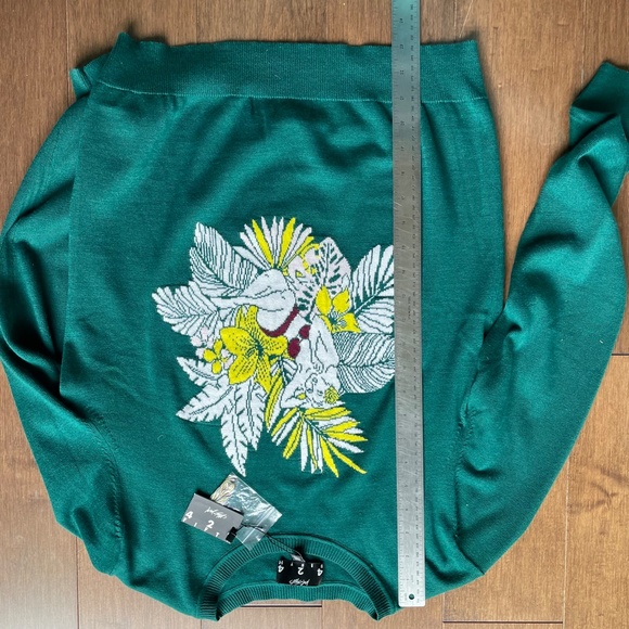 Tuk in Light Sweater Green with Tropical Pin Up Girl  Motif NWT - Picture 3 of 12